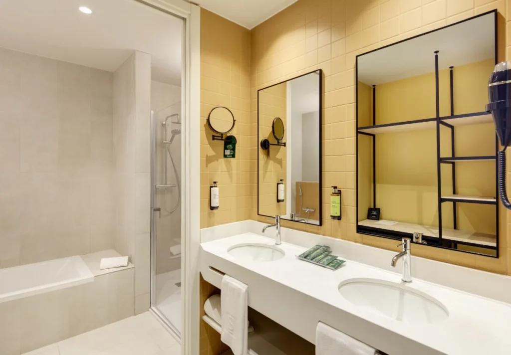 baño de sercotel contrucción de hotel